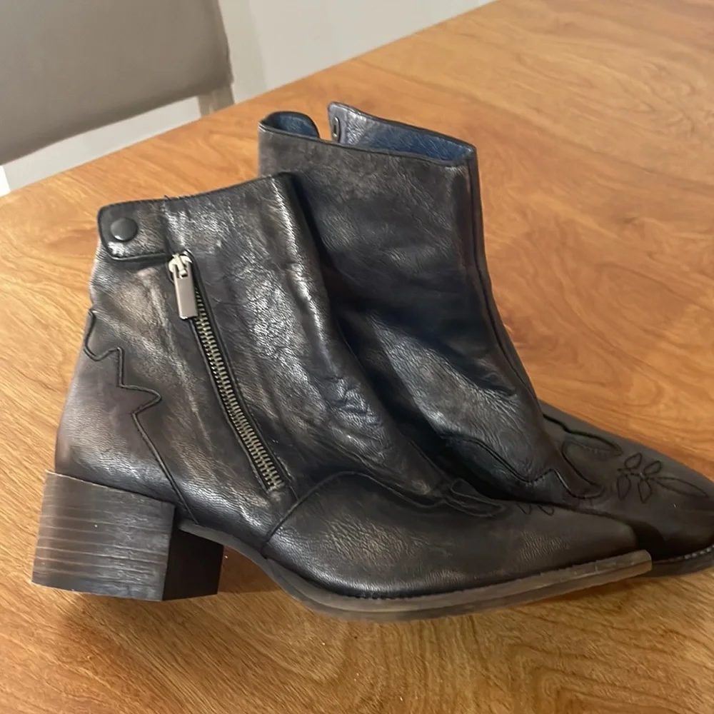 - Unityindiversity booties - Picture 4 of 4